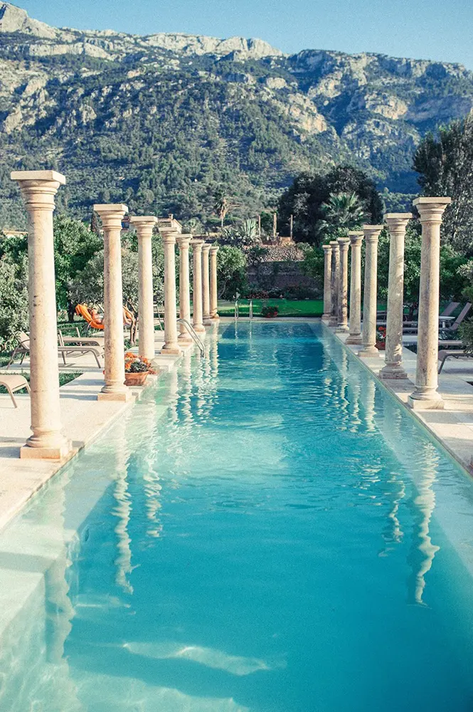 Finca Cas Sant en Soller Mallorca piscina de las columnas